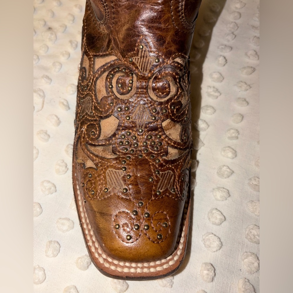 3326 - WOMEN'S TAN INLAY EMBROIDERY AND STUDS BROWN SQUARE TOE COWBOY BOOT - Picture 8 of 8